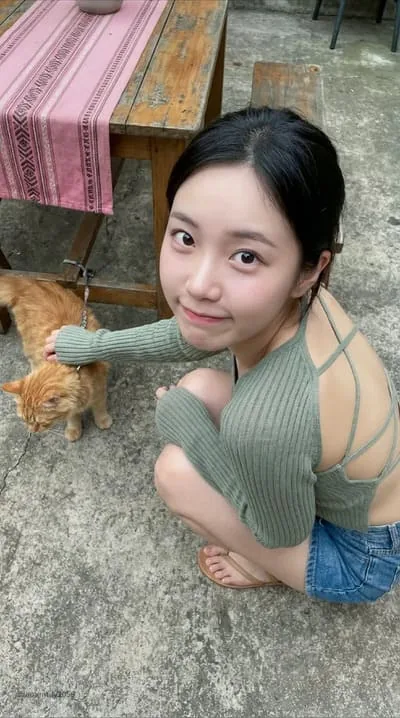 Chloe, casual AI girlfriend character who loves pets